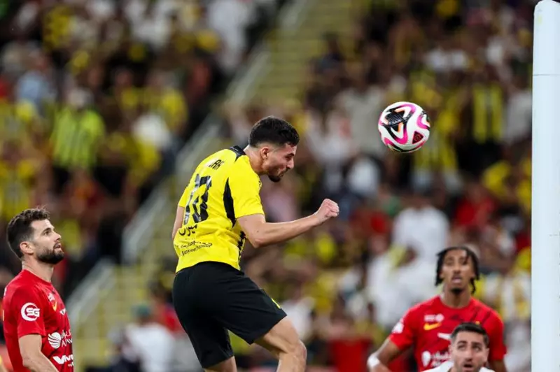 اتحاد جدة يتوج بلقب كأس الملك تحت قيادة بنزيما وعوار (فيديو)