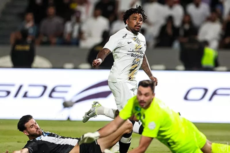 الاتحاد يواصل تألقه بفوز مثير على الشباب في قمة بالدوري السعودي