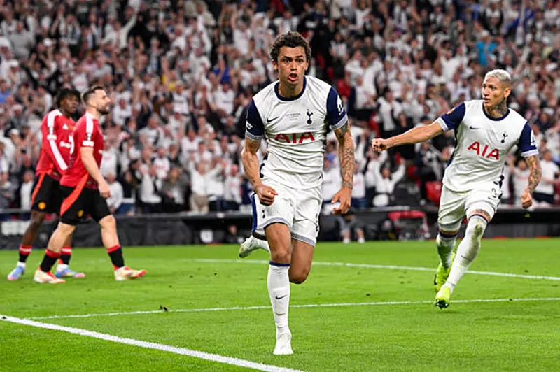 توتنهام يتوج بلقب الدوري الأوروبي بعد فوزه على مانشستر يونايتد ويستعيد أمجاده الموسمية (فيديو)