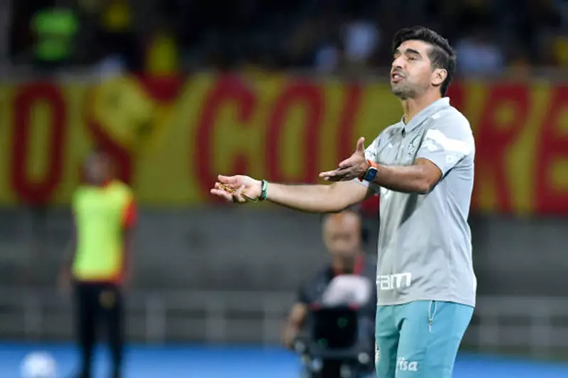 مدرب بالميراس يعبر عن انفعاله بسبب مواجهة مع مصور وصحفي قبيل انطلاق كأس العالم للأندية
